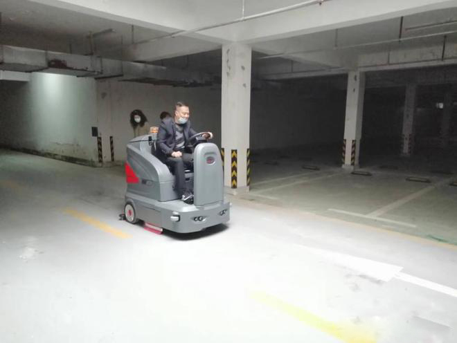 唐山小区物业保洁不用人力改用驾驶式洗地机了